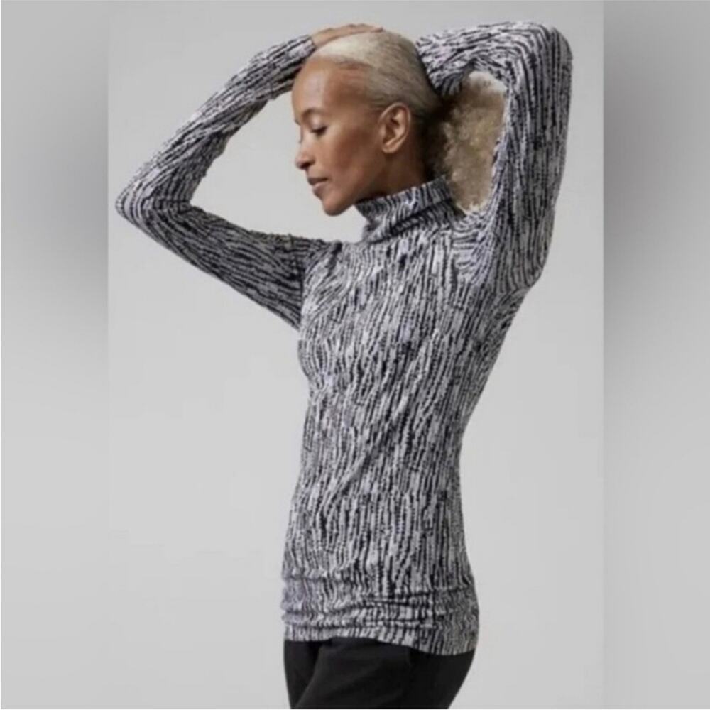 Athleta Flurry Elemental Turtleneck Shirt size Medium